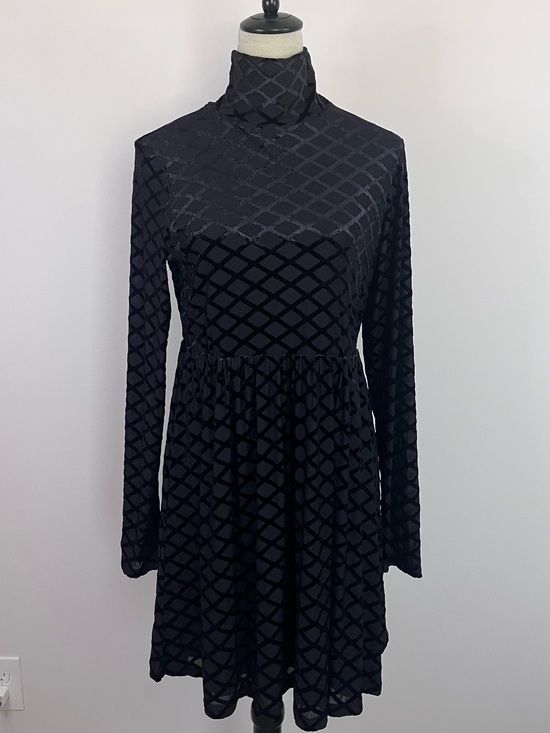 Tuckernuck Dresses & Skirts - Tuckernuck Rowan Black Velvet Burnout Mock Neck Mini Dress Large LBD